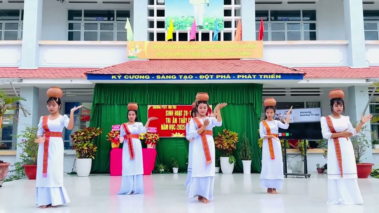 Múa tập thể khối 8 trường PTDTNT Bắc Bình chào mừng 20/11