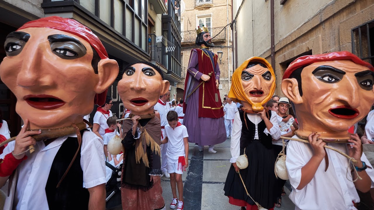 Gigantes de Estella - Lizarrako Erraldoiak. Kalejira en fiestas.