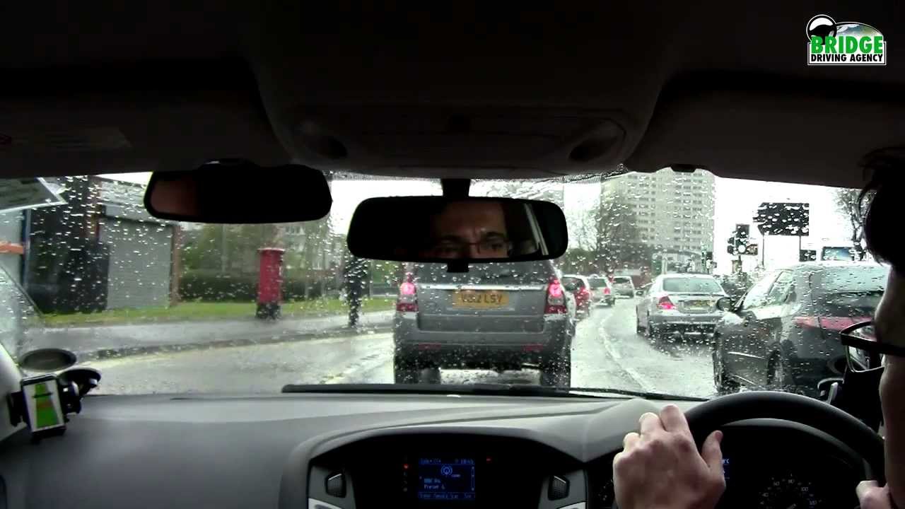 Die Praxis für das Fahren im Kreisverkehr in UK