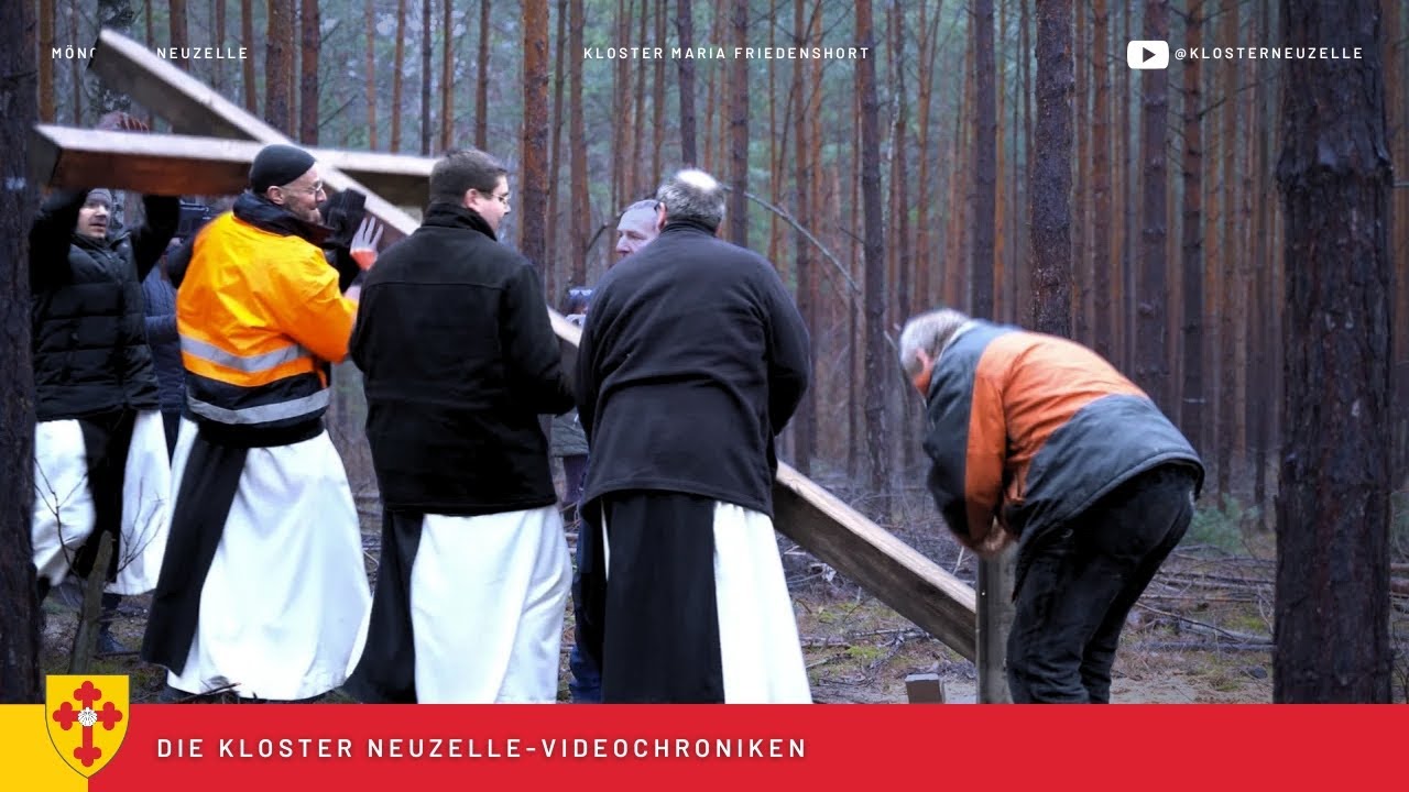Wir stellen ein 4 Meter hohes Kreuz auf dem Gelände des Klosterneubaus auf