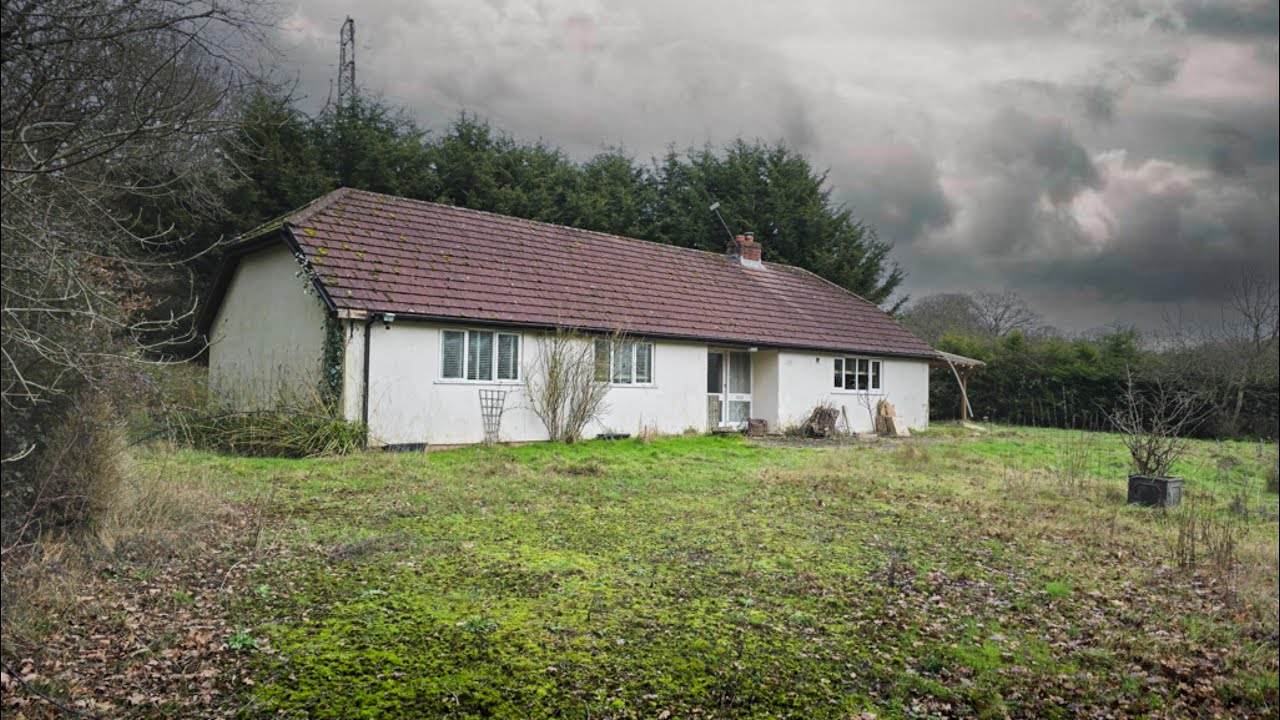 We Found a House Left Abandoned - Why Did They Leave?