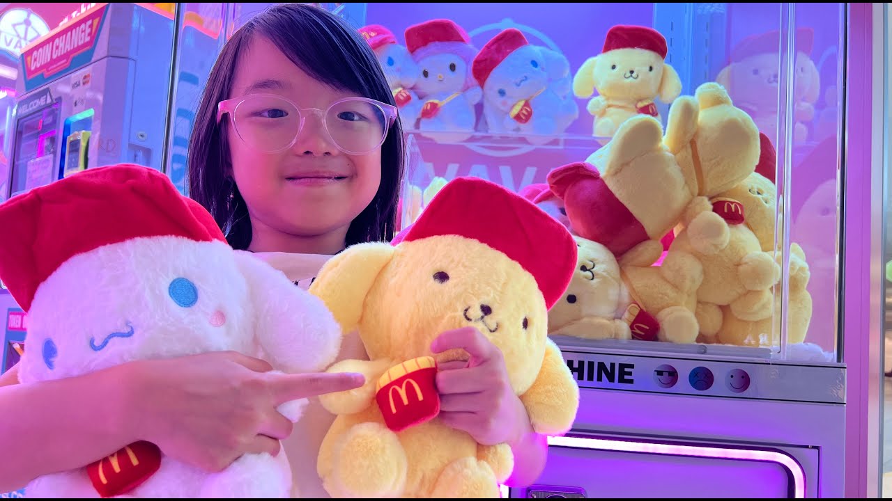 CLAW Machine With CINNAMOROLL and POMPOMPURIN Dressed in McDonald's Outfit