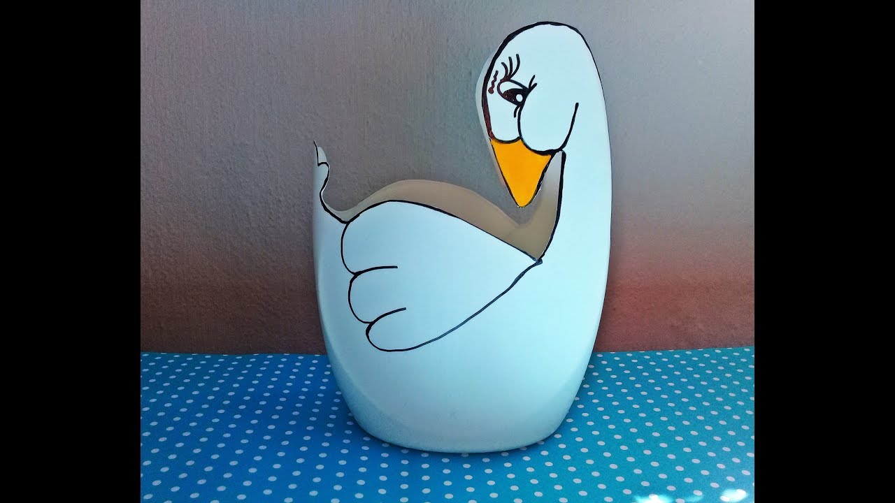 Pato com garrafa de sabão ariel de 2 litros