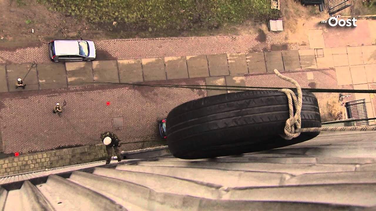Militairen abseilen van toren bij Thales in Hengelo
