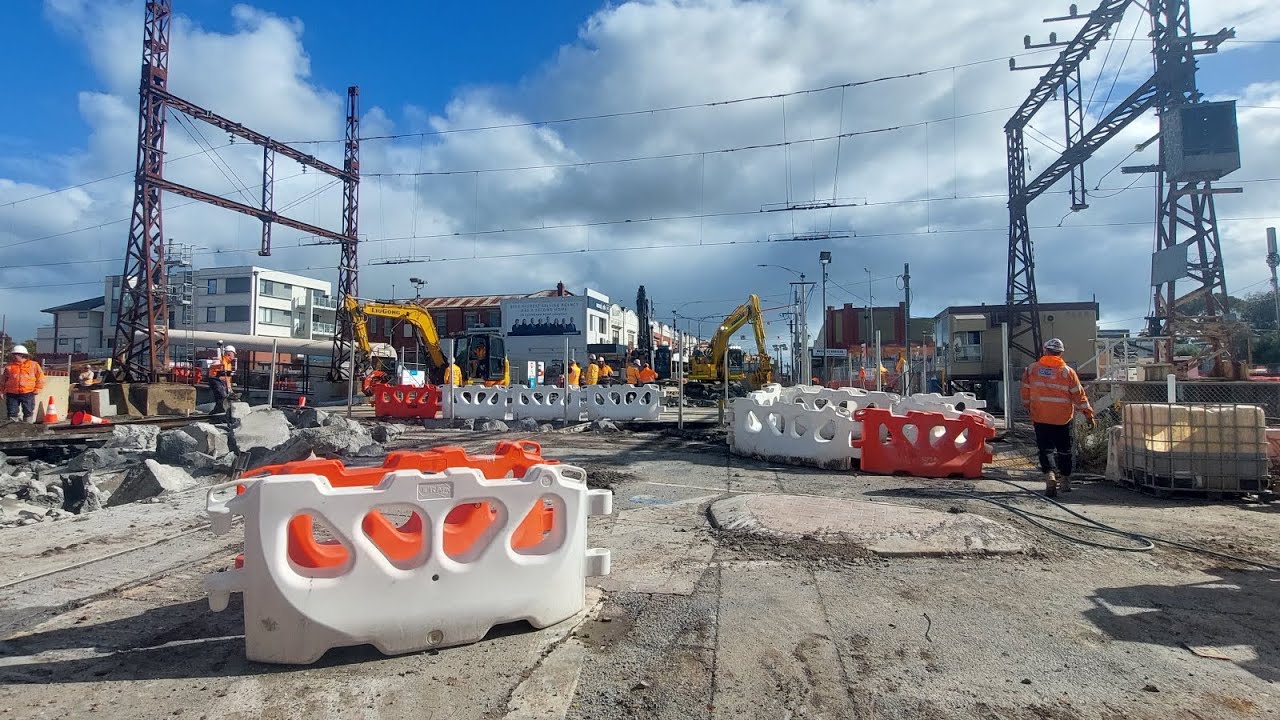 Glenhuntly Road level crossing/tram square works