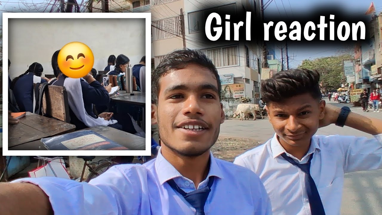 Camera Dekh Kar Ladki Sharma Gayi 😅