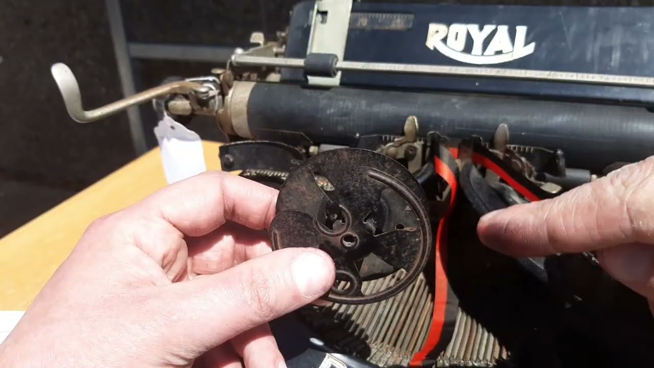 Royal 10 (1923) Typewriter: Ink Ribbon Install