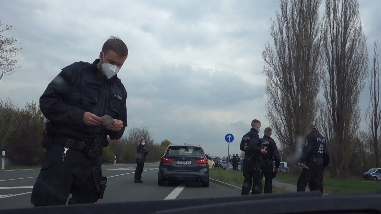 ERFURT-1.5.2021-01- AUF DEM WEG NACH WEIMAR - STRASSENSPERRE - OHNE JEGLICHE GESETZLICHE GRUNDLAGE