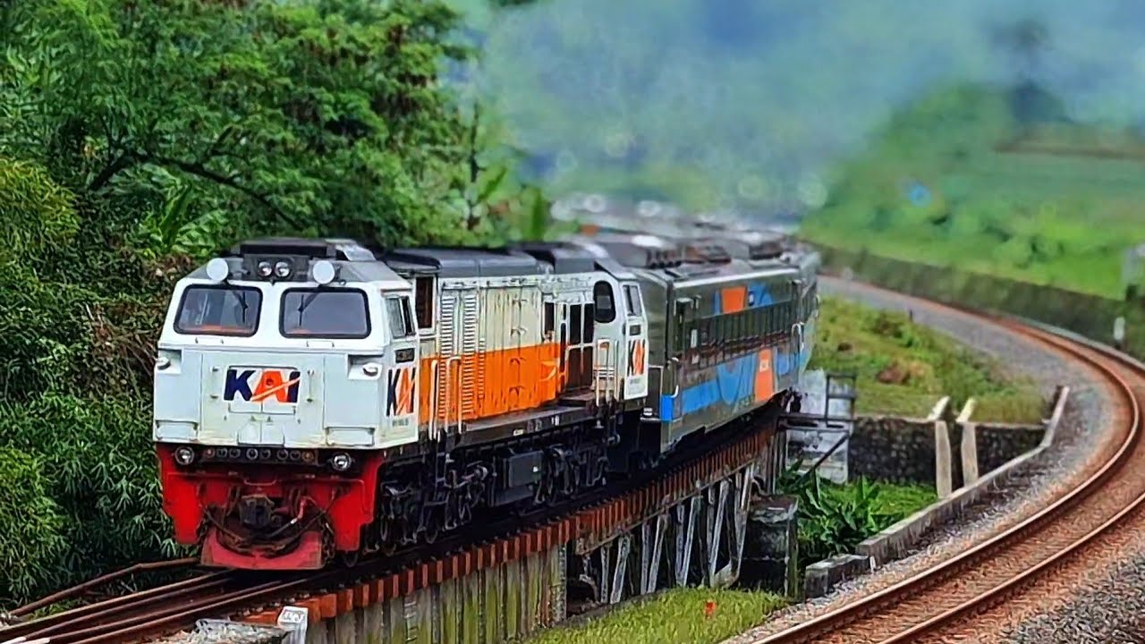 Morning Train Hunting in Indonesia | Peaceful Railfan Video