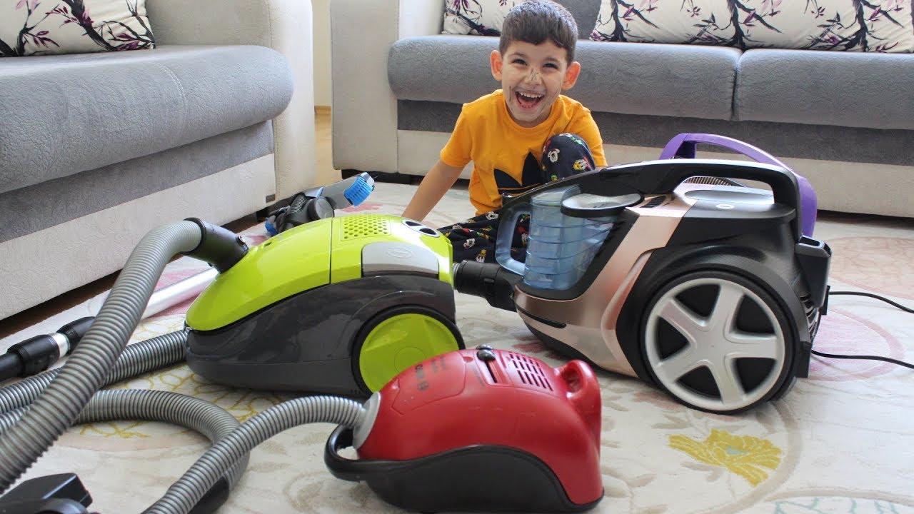 Sakallı Çocuk Evdeki Bütün Elektrik Süpürgeleri ile Evi Süpürmek İstiyor