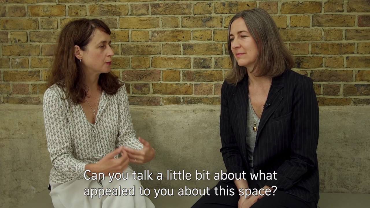 Художник Томма Абтс беседует с куратором Лиззи Кэри-Томас | Serpentine