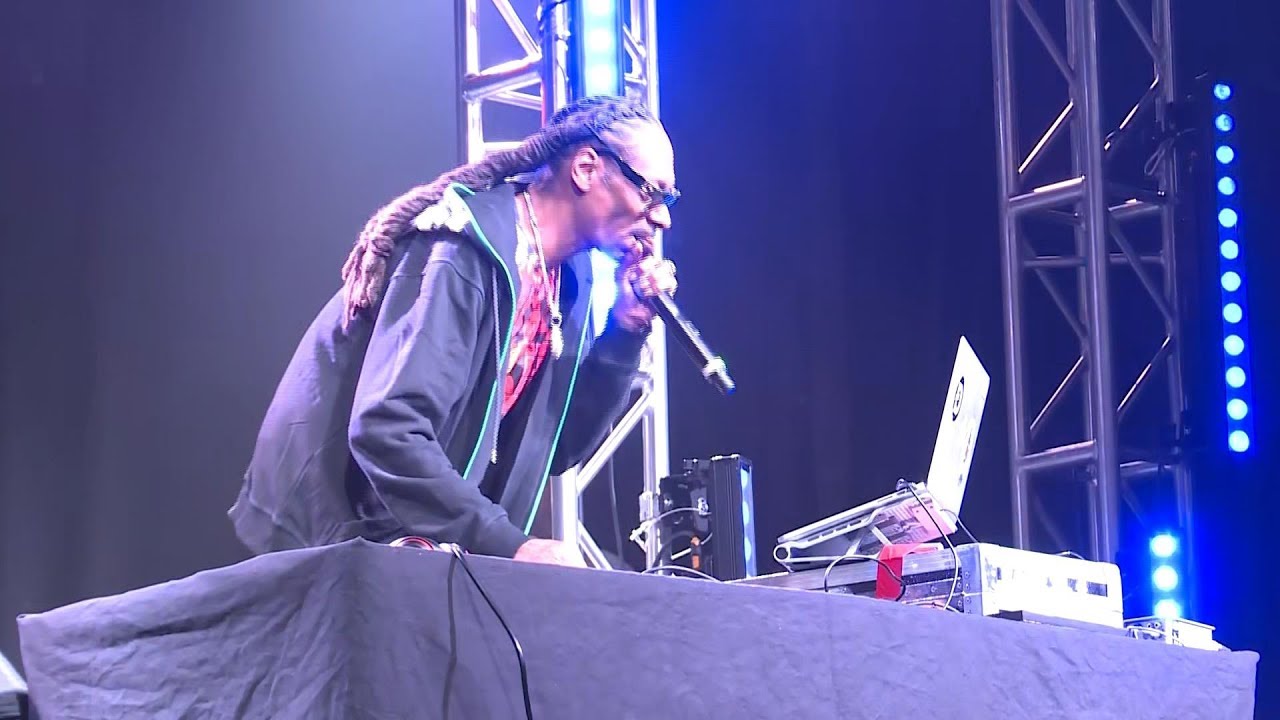 Snoop Dogg Dispensary Concert Draws Thousands