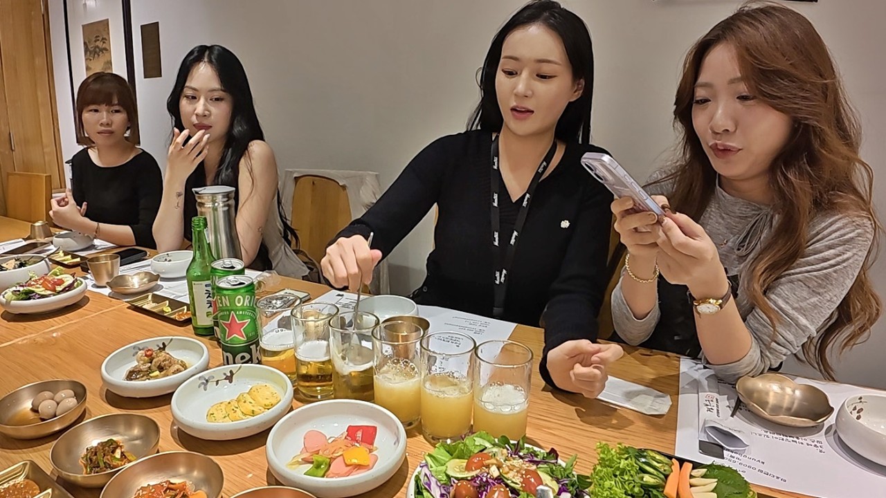 삼겹살에 소맥을 처음 먹고 넋이 나간 베트남 직원들! K회식에 다들 난리났네요...