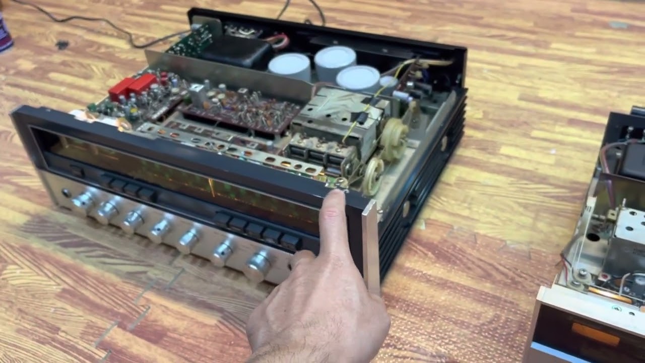 2 Chiếc âm ly Sansui 7000 và sansui 1000X. Đối tác của nhiều dòng loa.