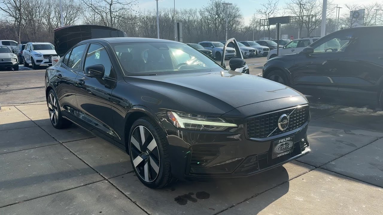 2024 Volvo S60 Recharge Plug-In Hybrid Plus Dark Theme Highland Park, Evanston, Deerfield