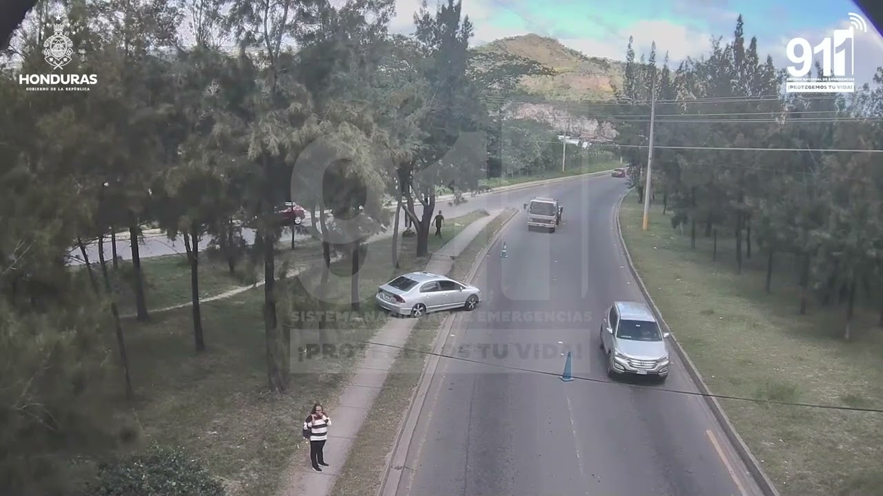 Vehículo derrapa al evitar colisionar con motociclista