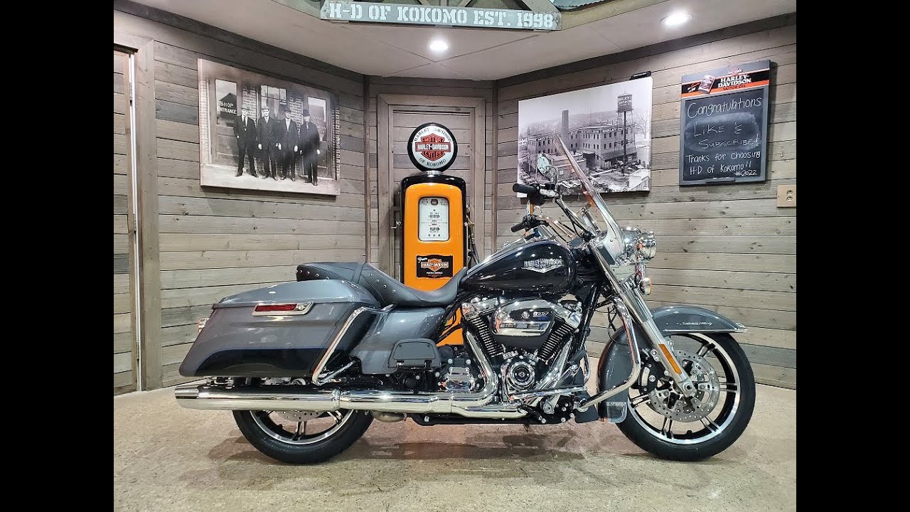 2022 Harley-Davidson Road King FLHR-Gauntlet Gray & Vivid Black.