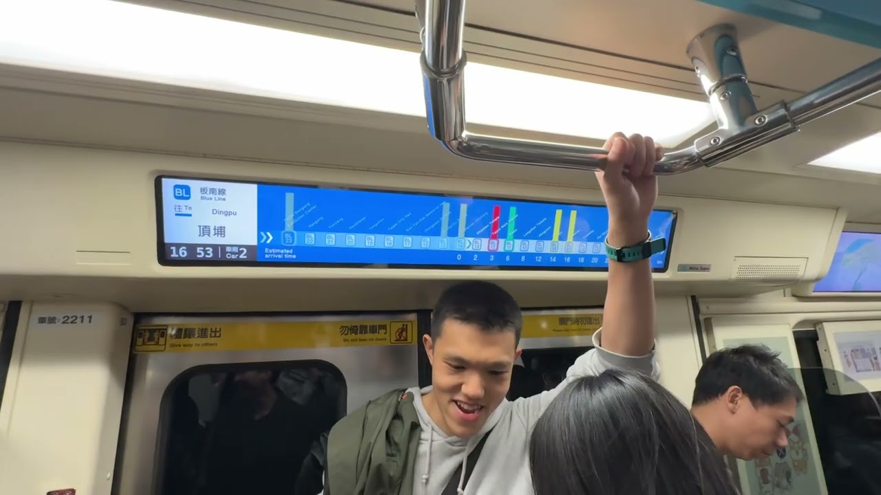 終於搭到紐崔萊數位列車了！台北捷運BL板南線C341型數位列車往南港展覽館行駛BL16忠孝敦化～BL12台北車站(含轉乘文湖線、中和新蘆線、淡水信義線廣播以及有客人趕著上車帽子掉了在月台上)+列車離站