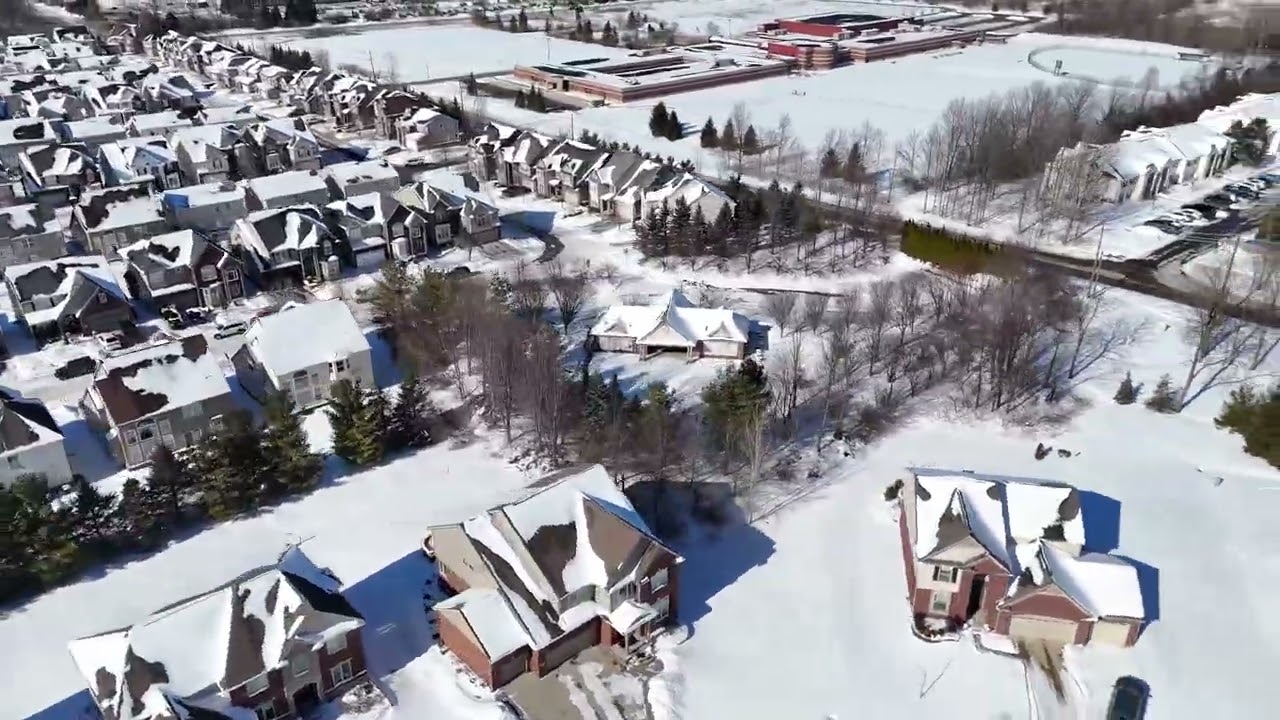 Welcome to 27455 Harrington Way in Novi's Knightsbridge Gate Neighborhood.