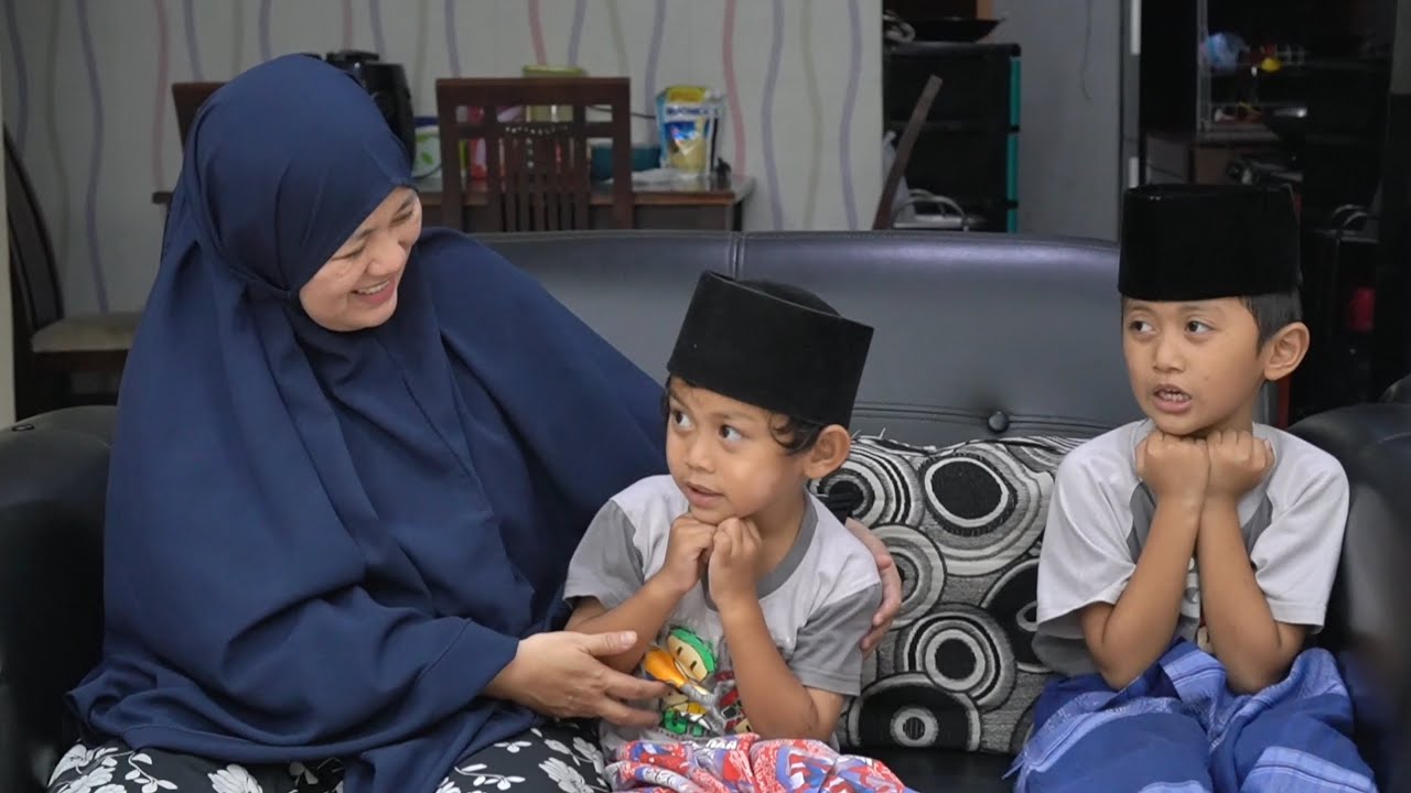 Sani dan Samil takut disunat - bermain dokter-dokteran | Zein husna
