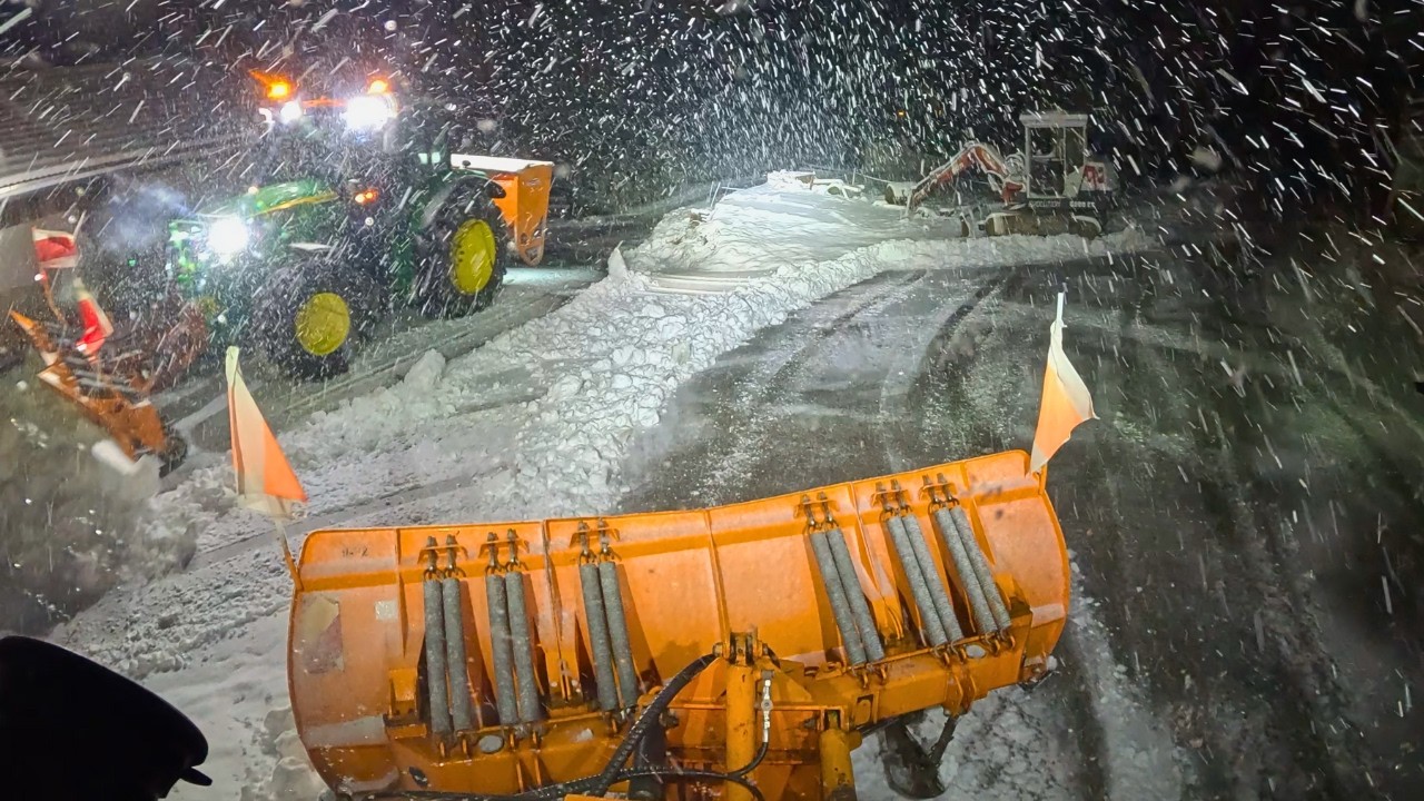 ❄️Fresh snow in the Alps❄️Snow removal with Unimog U400 #asmr #winter @Agrarvideos Lipperhof