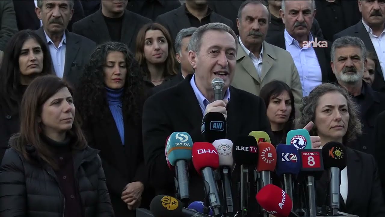 DEM Parti Eş Genel Başkanı Tuncer Bakırhan, Diyarbakır Büyükşehir Belediyesi önünde açıklama yapıyor