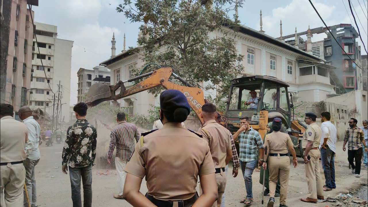 Municipal Corporation's bulldozer action in Bhiwandi! Action continues from Hyderi Mosque to Hindustani Mosque, 6 April 2026