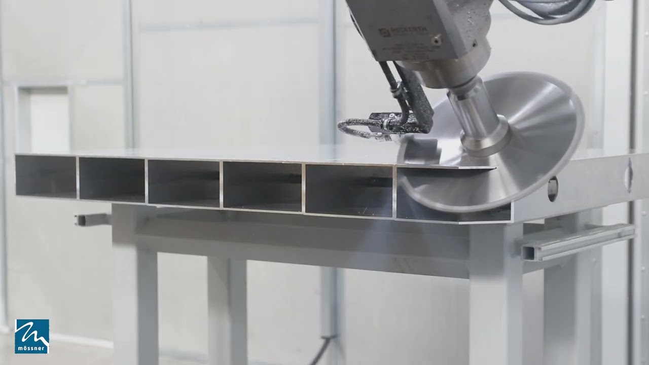 Flexible Roboterzellen für Profile und großvolumige Bauteile - Mössner