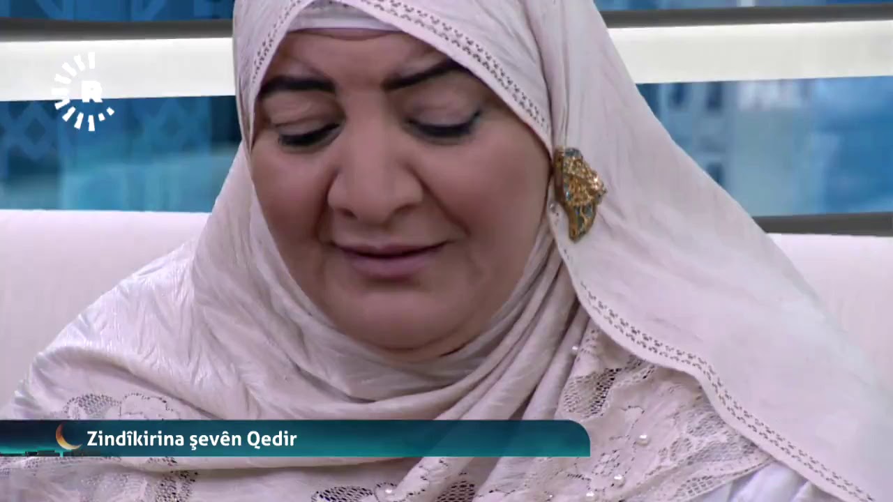 دوو ژنی دەنگ خۆش لە ستۆدیۆی رووداو سروودی ئایینی دەڵێن