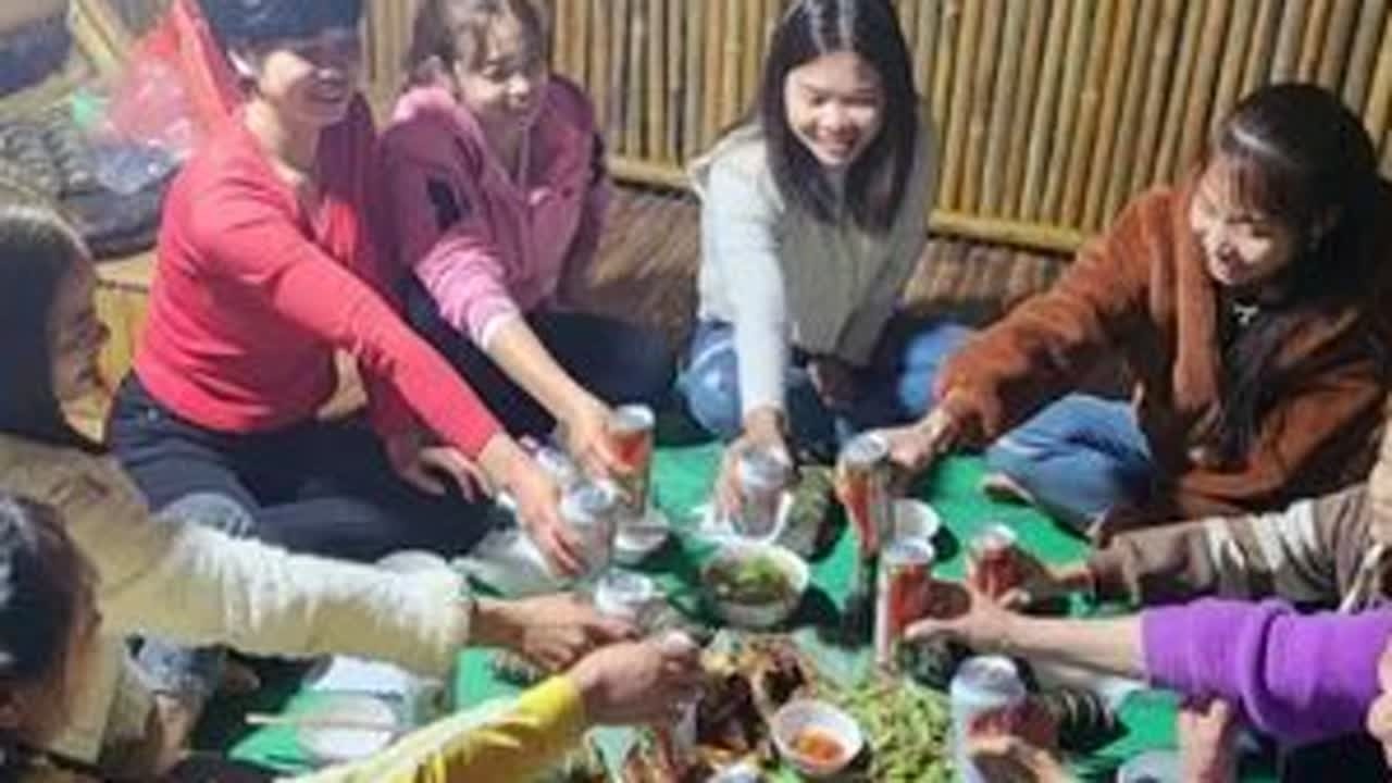 阿黎妹妹用卖菜钱买菜找闺蜜们过节，山区抓土鸡烤，农村就是好