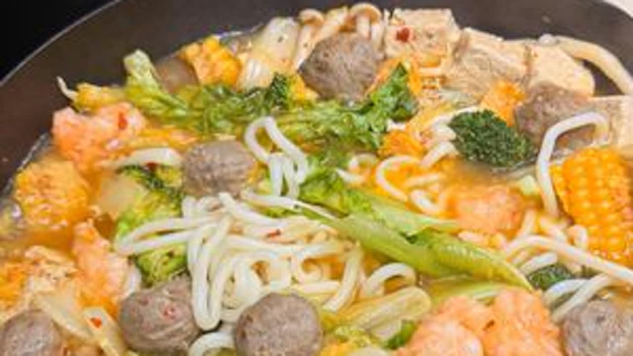 专场播完，待客的剩菜吃了两天，冰箱里的下角料也打兑一下，给娃煮个小火锅吃吧！乖乖，平常很喜欢吃的，娃们咋滴啦?不下饭呢？这是馋年了，还是临近考试学习压力大？反正我是盼着放假的心，已经达到了顶峰，...