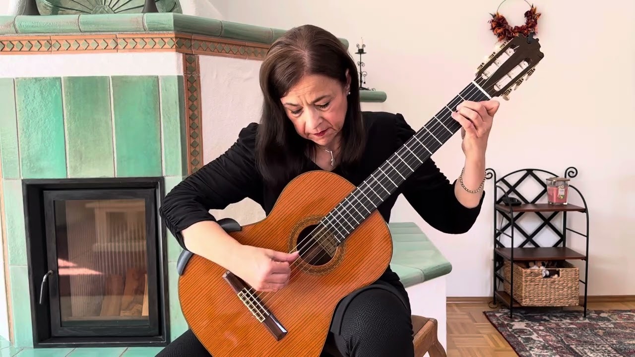 Prelude (BWV 996) - J. S. Bach (played by Lucia Egger-Kutschmann)