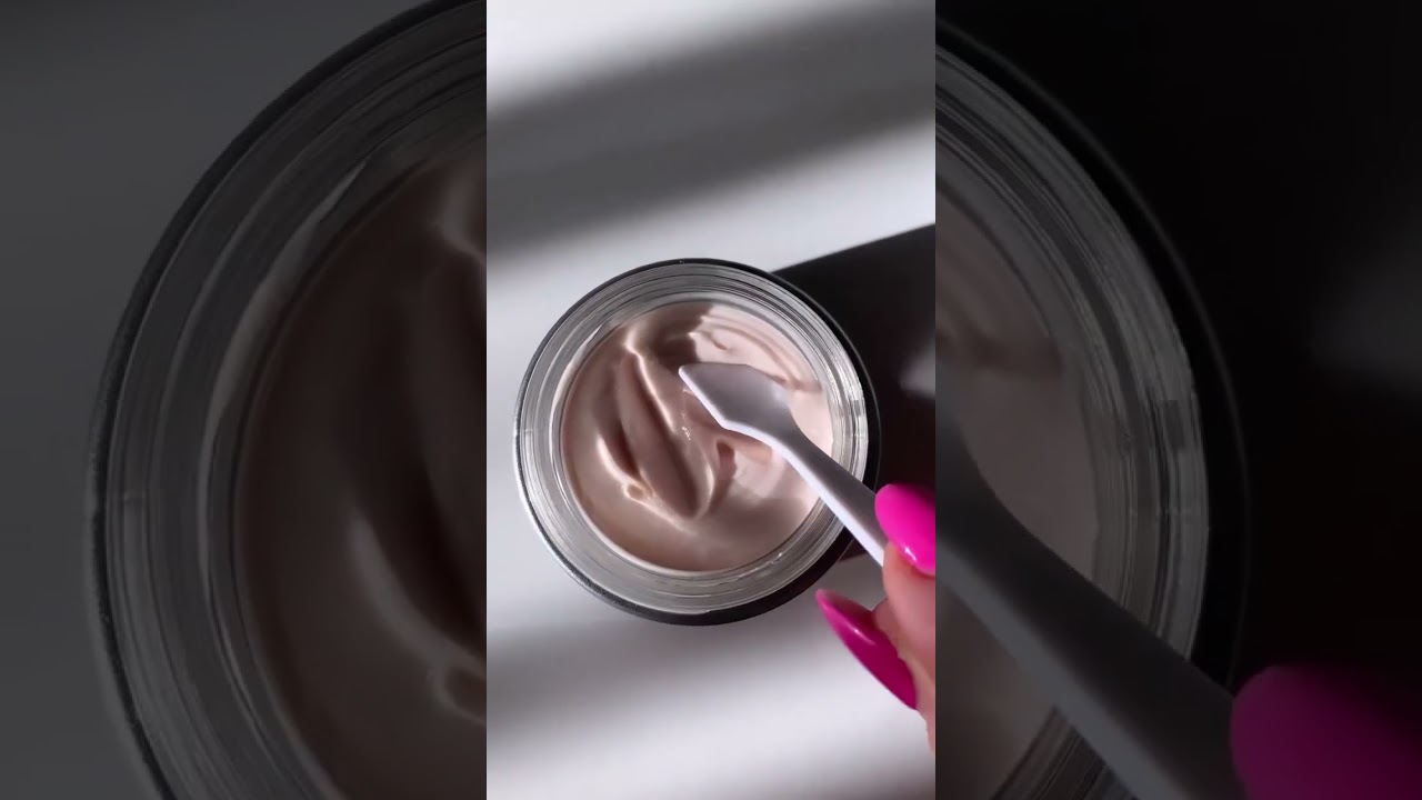 Texture of multi active anti aging day cream rich /Novage ++