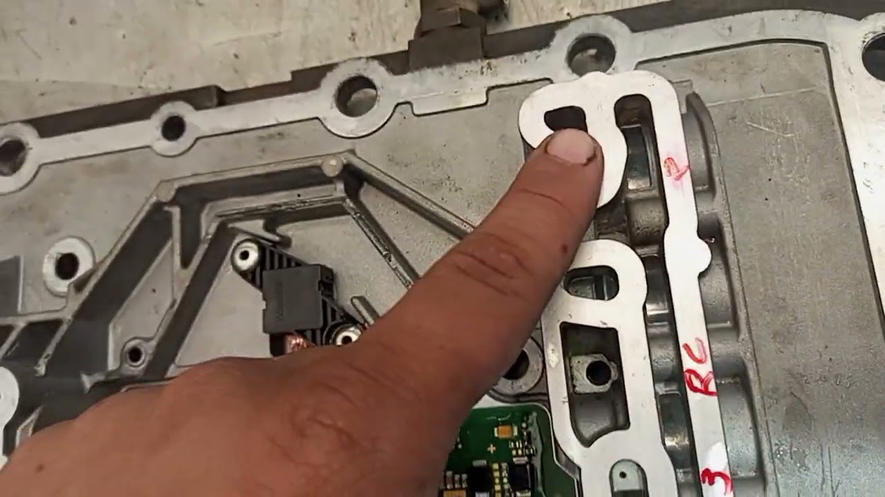 Qual a função de cada solenóide na tampa da caixa volvo i-shift.