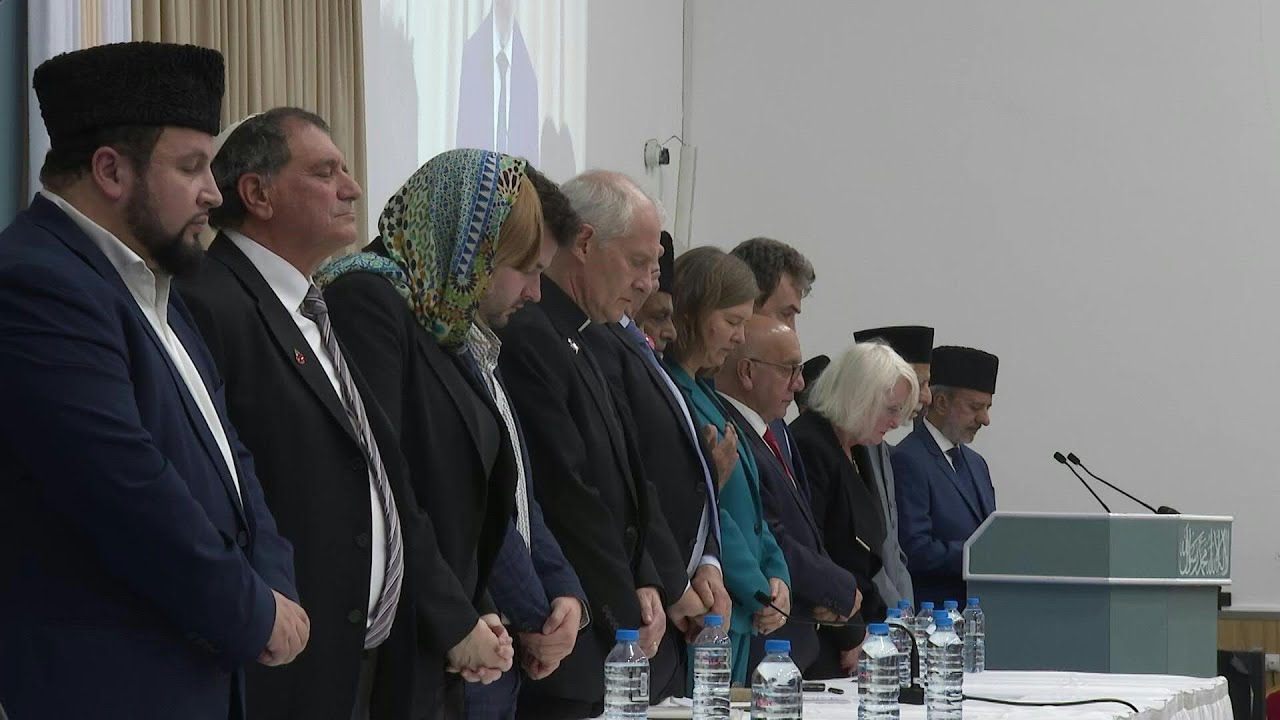 Jews, Muslims and Christians pray for peace at Britain's biggest mosque | AFP