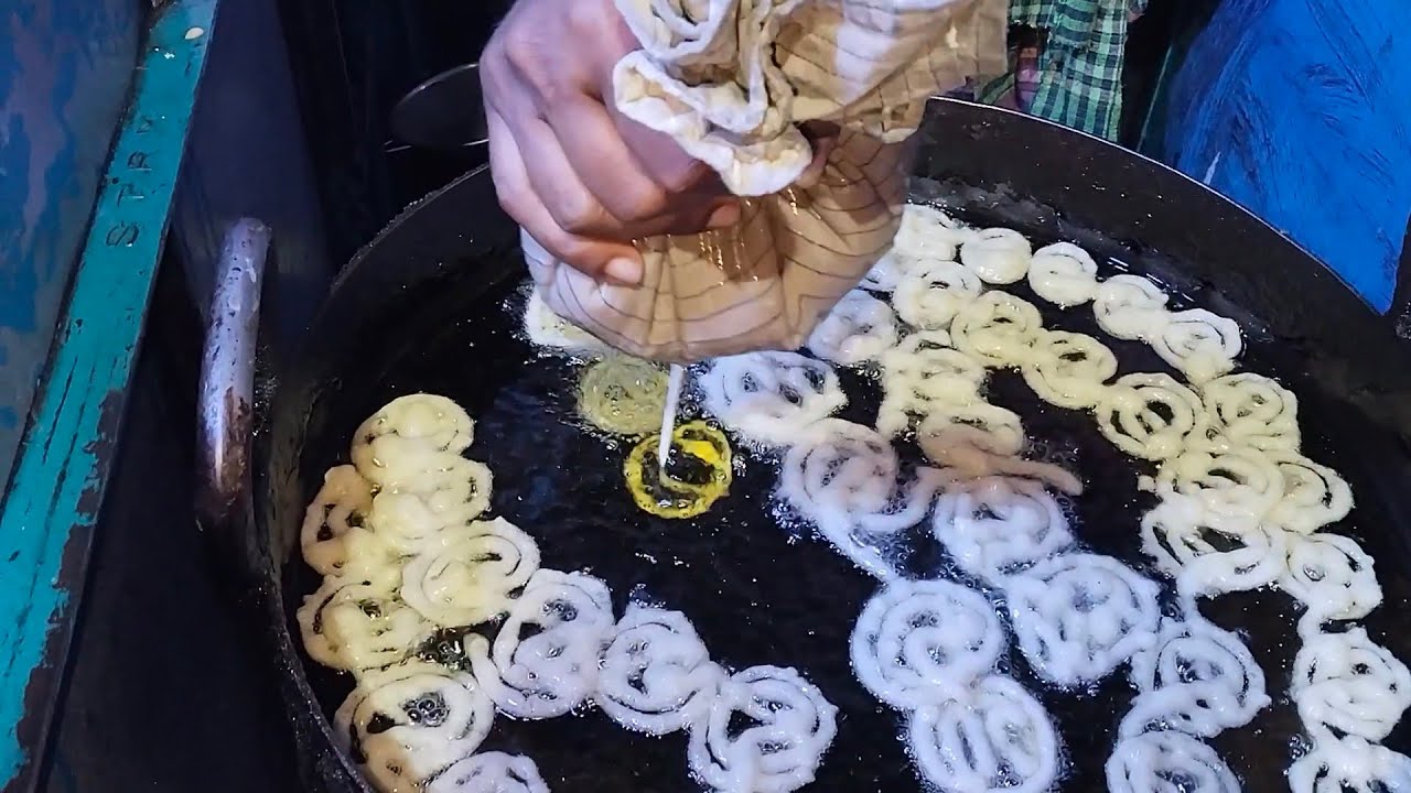 দেখুন কিভাবে জিলাপি বানানো হয় মিরপুর ১০ ঢাকা 