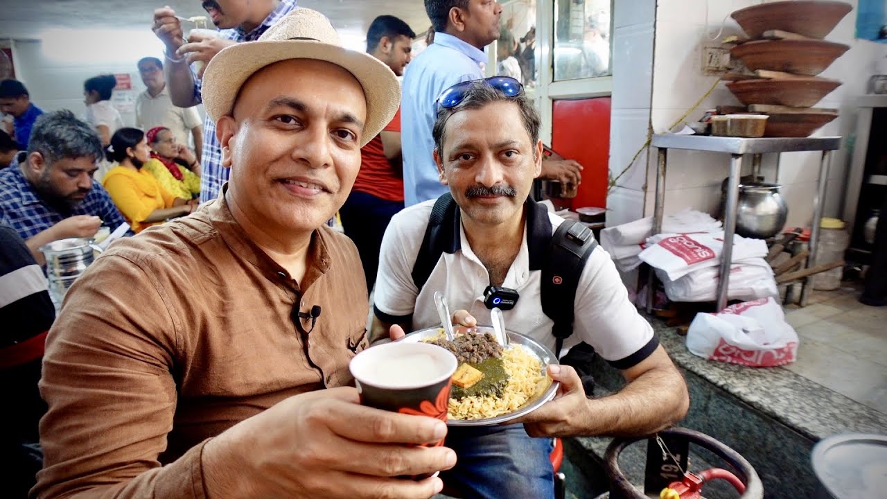 Tasting GIANI’S DI HATTI Most Popular Chole, Rabri Falooda & Lassi! Old Delhi Food Tour Ep 4