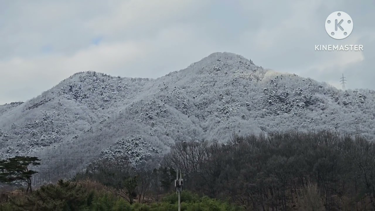 🏔☃️❄️⛄️복숭아농장에서 높은산  설경과 주변 영상을 촬영하였습니다. 높은산에 하얀   첫눈이 예쁘게도 내렸습니다. ⛄️❄️☃️