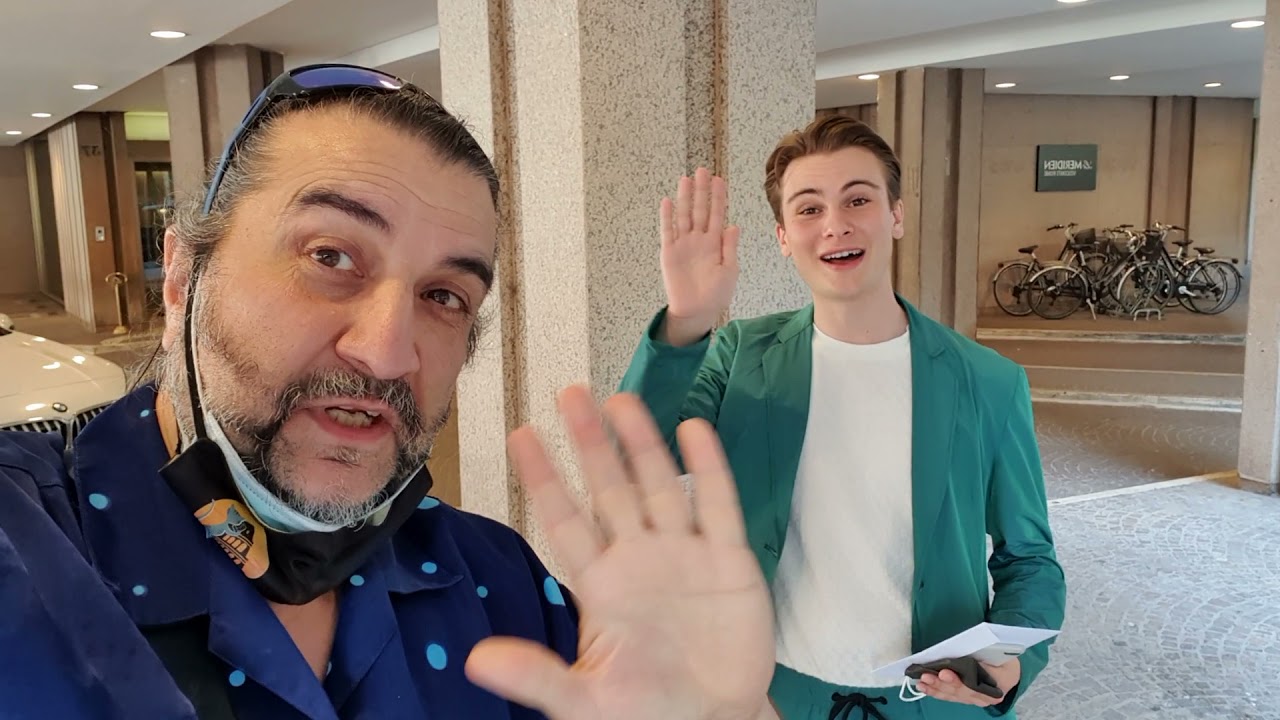Comedians Film al Cinema dal 10 Giugno 2021 con Giulio Pranno saluta i fan col Salutatore
