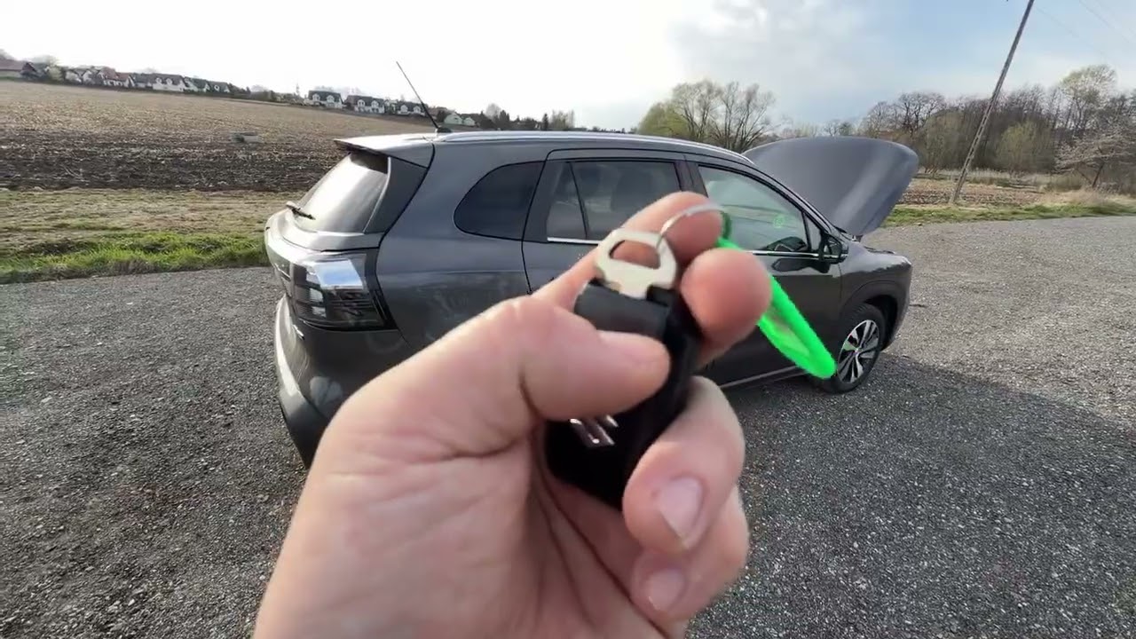 Suzuki S-Cross: How to remove the manual key from the casing