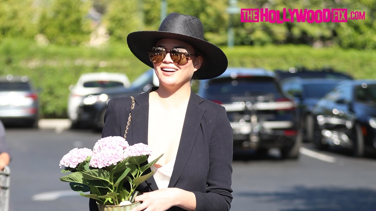 Chrissy Teigen Goes Grocery Shopping With Her Mother At Bristol Farms In Beverly Hills 5.3.17