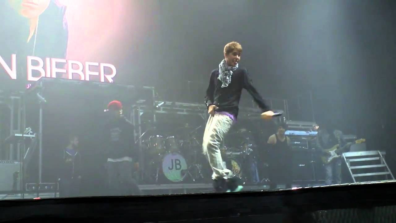 Jessica meets Justin Bieber at the sound check on the 16th March 2011 O2