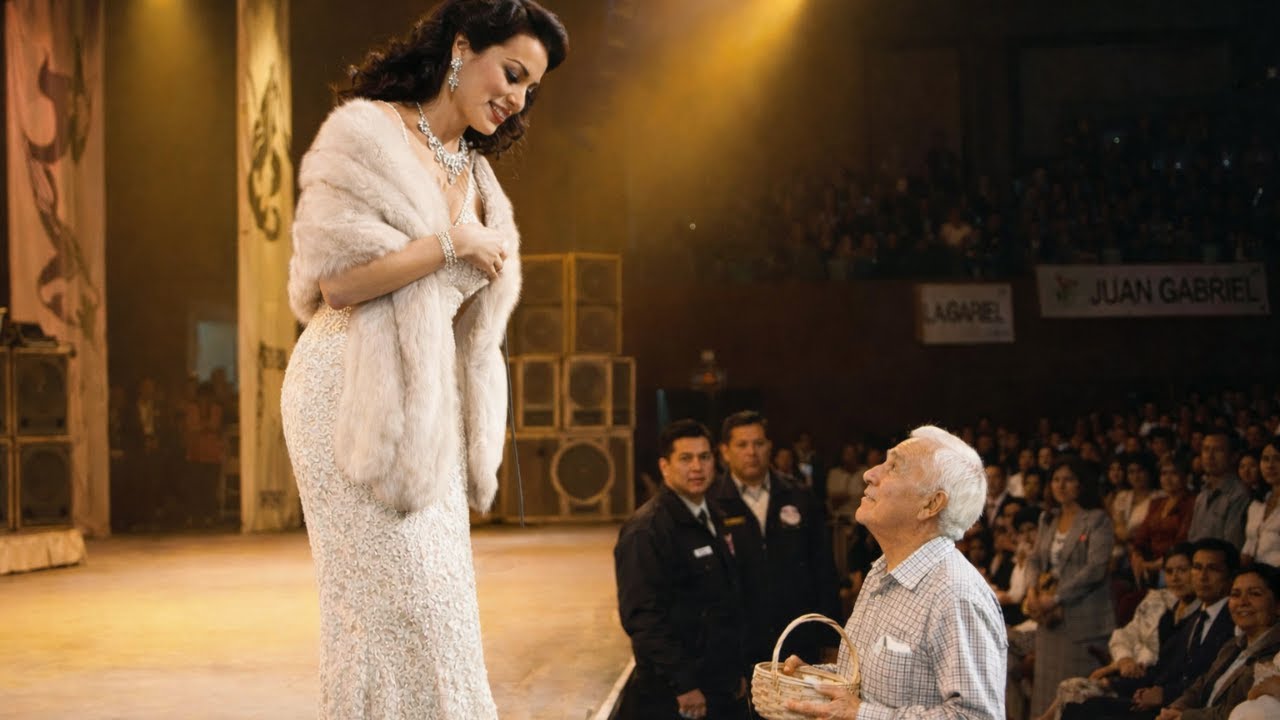 María Félix vio a un anciano vendiendo dulces en su show-su reacción dejo a México en silencio