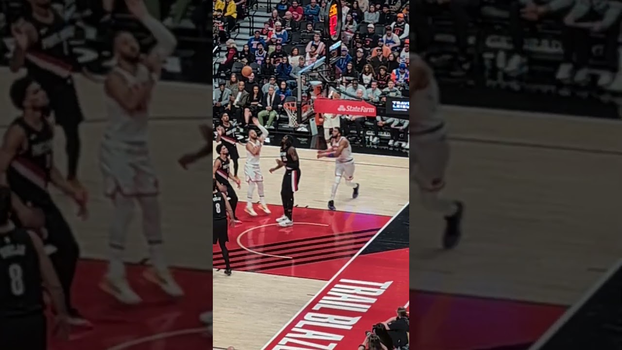 Jalen Brunson Scores in the Paint🏀