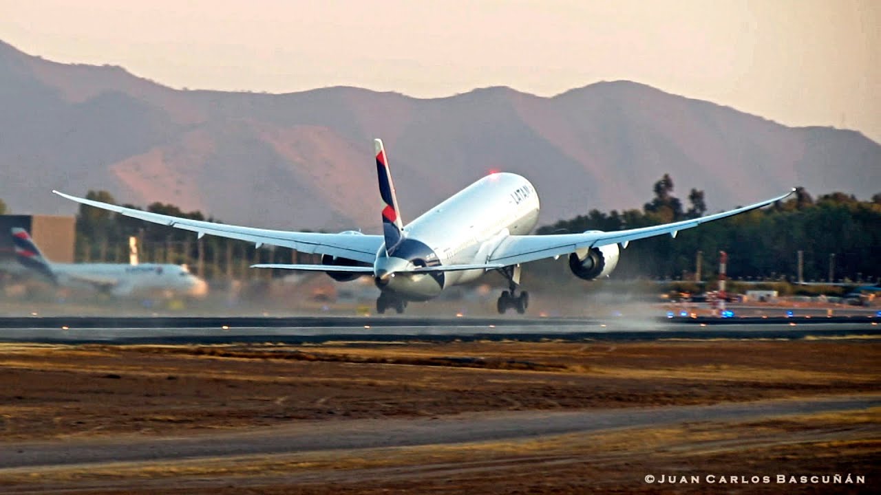 LATAM Chile Boeing 787-9 Dreamliner (CC-BGM) despegando desde Santiago a Madrid.