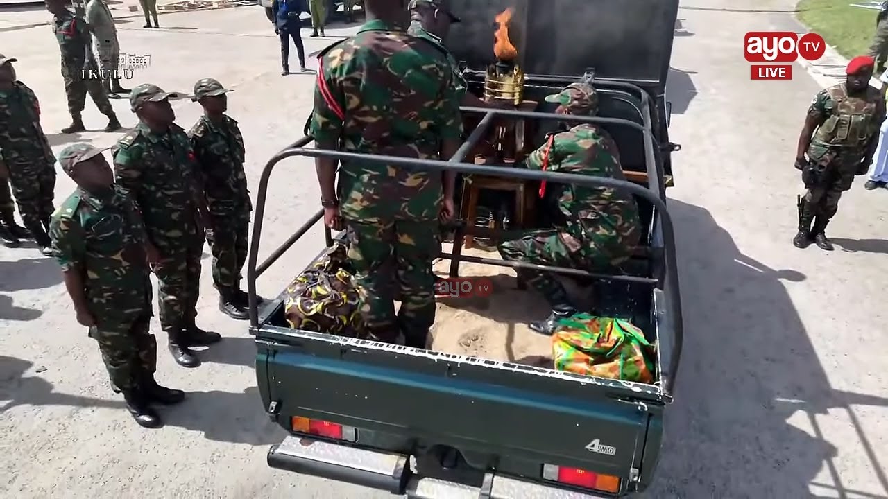 RAIS SAMIA AUKABIDHI MWENGE WA UHURU KWA KIKOSI MAALUM CHA JWTZ KWENDA MLIMA KILIMANJARO