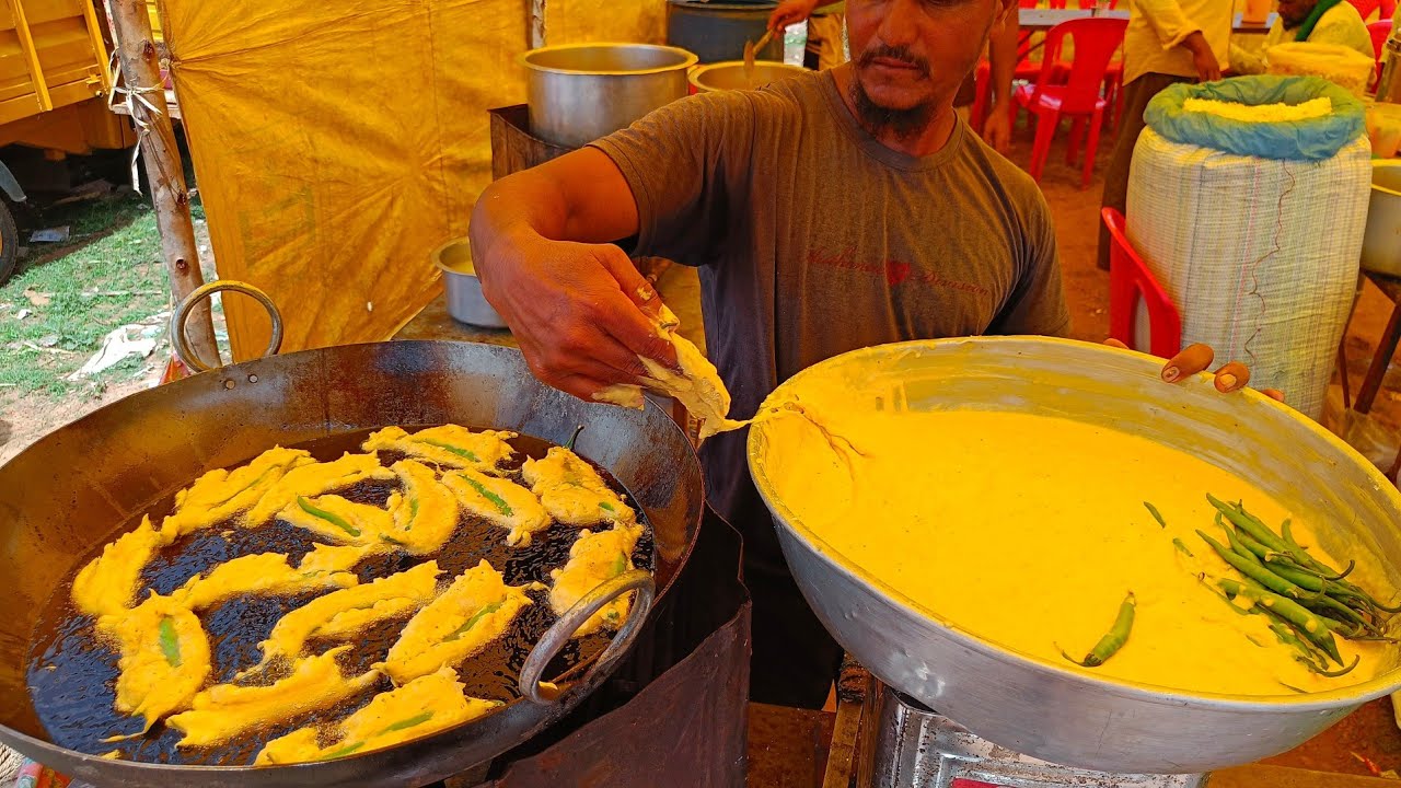 Preparing Mirchi Bajji And Puri In Cow Market | Indian Street Food