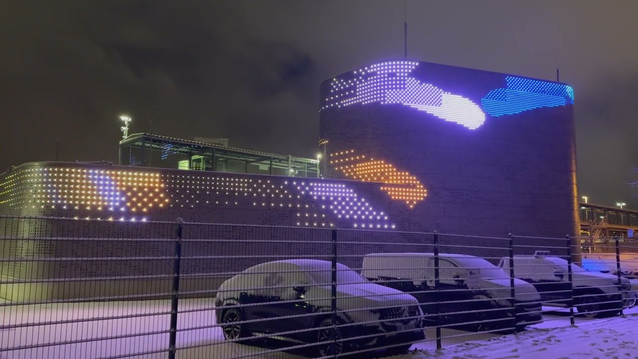 Landstromanlage Ostseekai Kiel an der Kiellinie mit Lichtdesign / LED Beleuchtung im Schnee