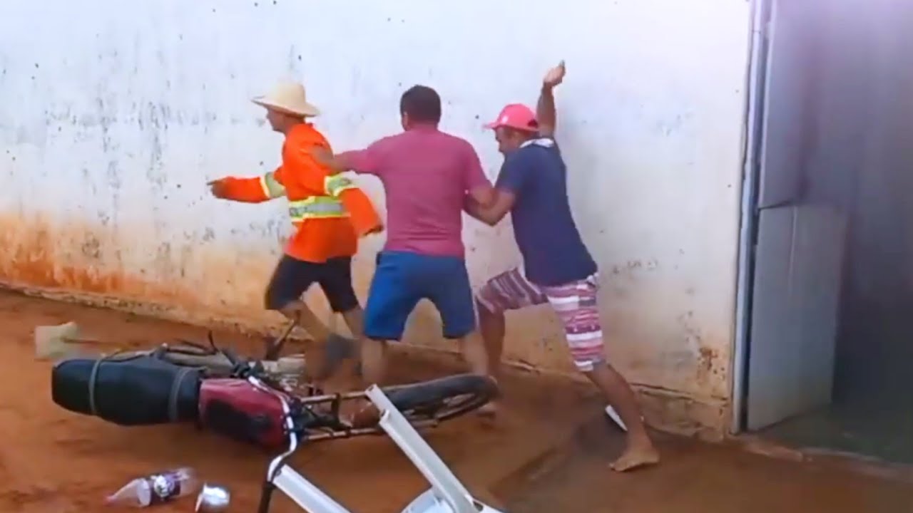 Seu Mané endoidou e saiu quebrando tudo, quase matou seu Sérgio e seu Zenildo. A jumenta foi roubada