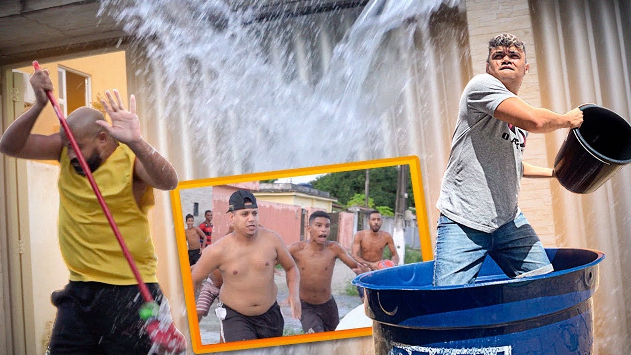 JOGANDO BALDE DE ÁGUA NAS PESSOAS NA RUA -  (Melhores Ano Passado 6/12)